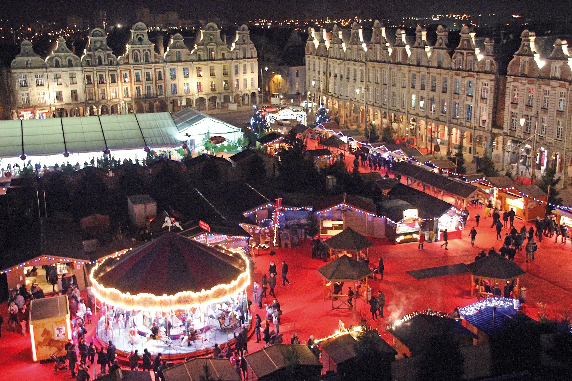 43_marche_de_Noel_vue_en_hauteur_-_Cituation_et_Ensemble_-_libre_de_droit.jpg